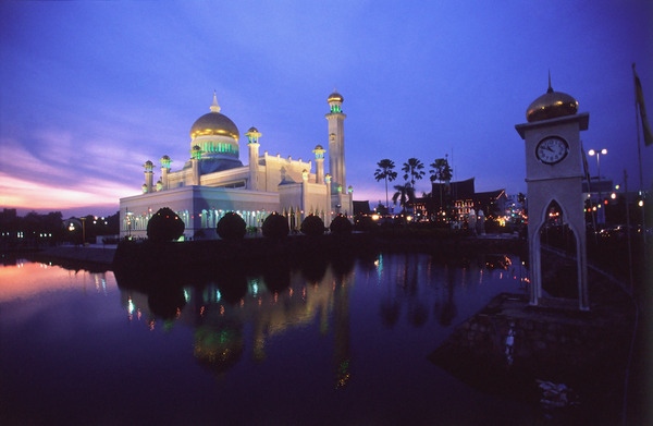 Brunei, Omar Ali Saifuddien mosque at sunset.